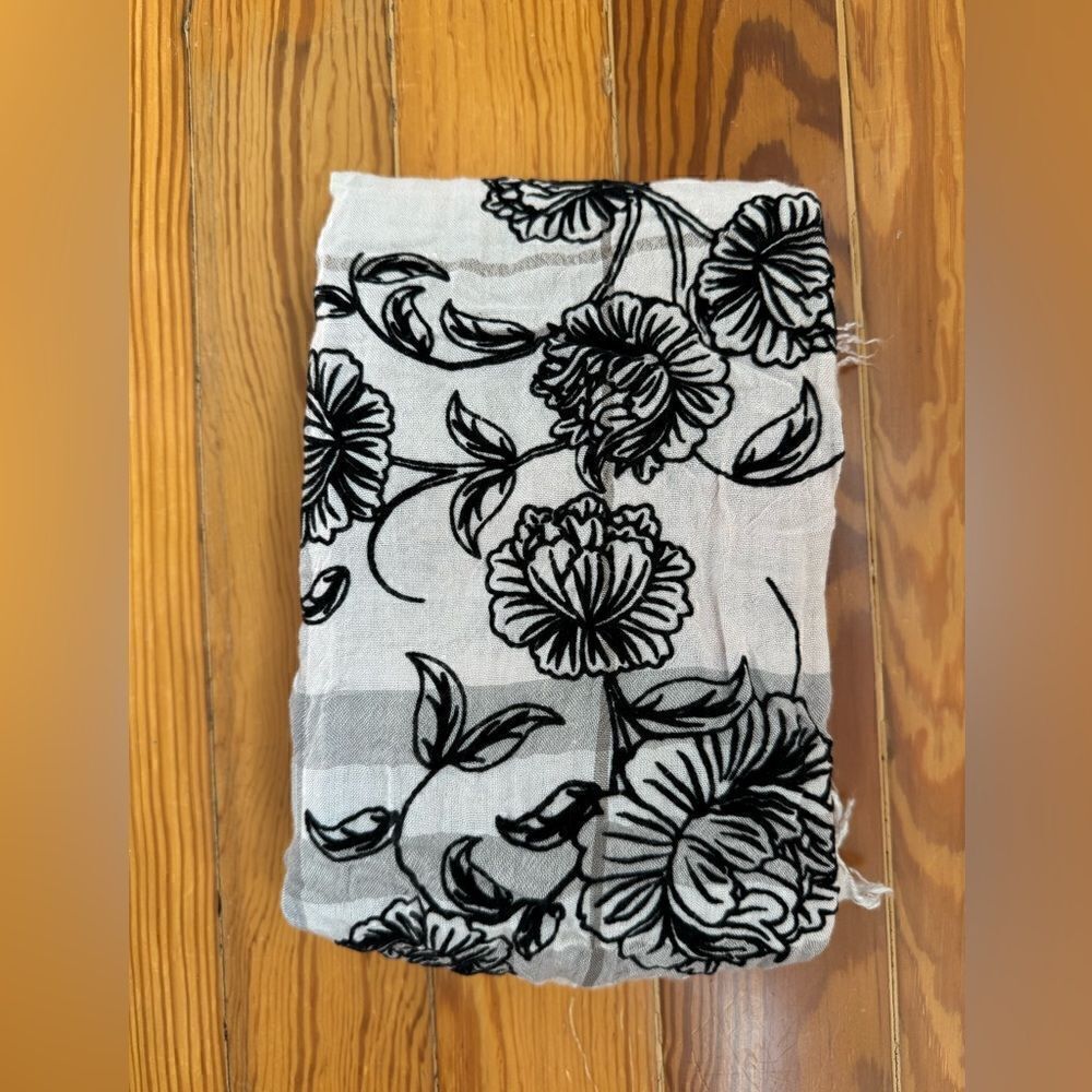 Leigh & Luca Scarf - Picture 3 of 10